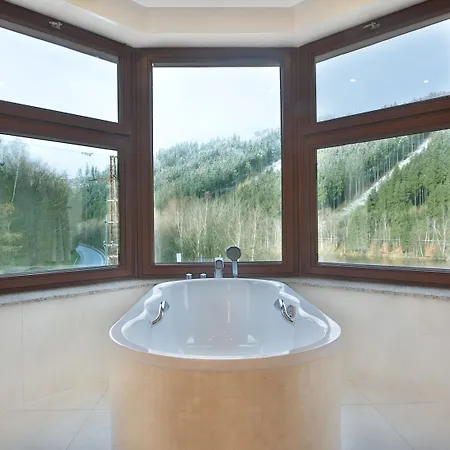 Retro Riverside Wellness Готель 5*
