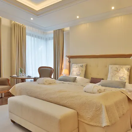 Готель Retro Riverside Wellness 5*