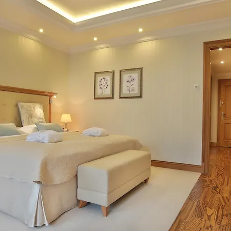 Готель Retro Riverside Wellness 5*