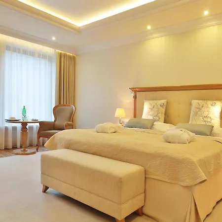 Retro Riverside Wellness 5*