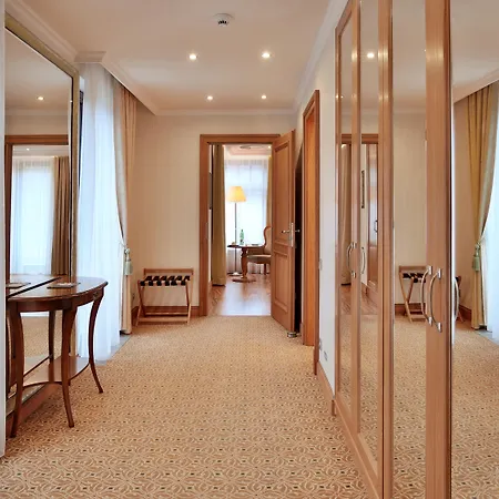 Retro Riverside Wellness Готель 5*