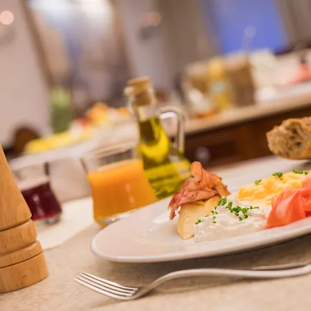 Retro Riverside Wellness Готель 5*