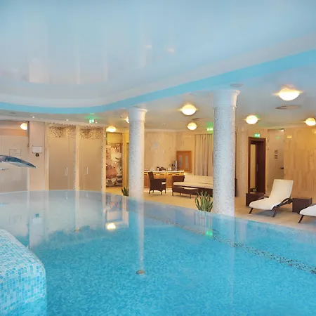 Retro Riverside Wellness Готель