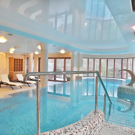 Retro Riverside Wellness Готель