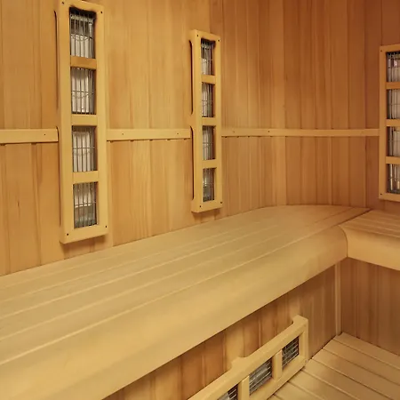 Retro Riverside Wellness Готель Карлові Вари