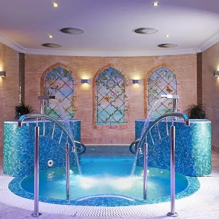 Retro Riverside Wellness Готель 5*